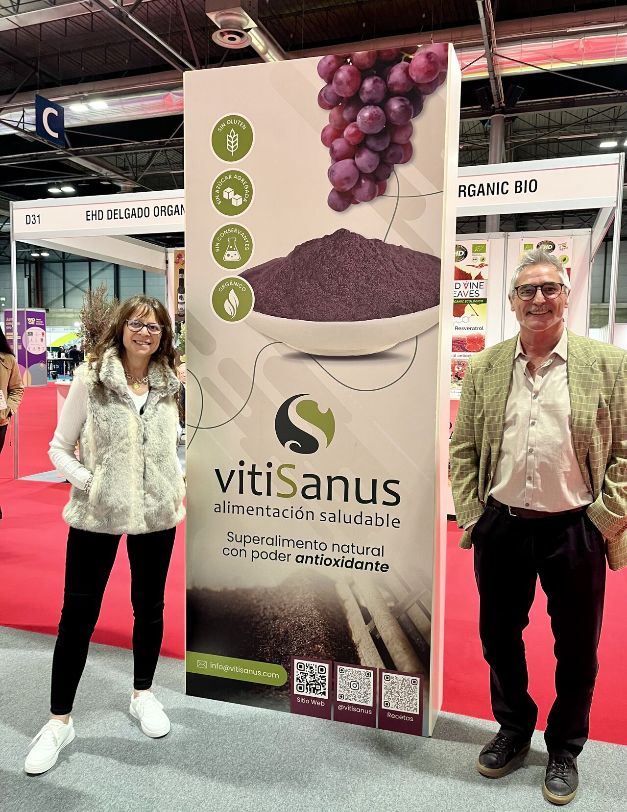 Claudia Briandi junto a Alejandro Bianchi, fundador de Vitisanus, en una feria gastronómica