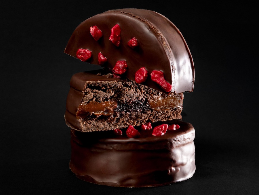 Alfajor de harina de uva con dulce de leche, chocolate y frambuesa.