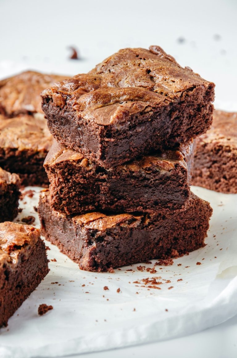 Brownie sin gluten con textura densa y húmeda,