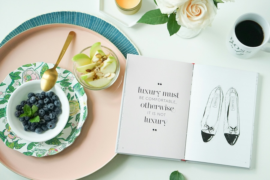 Bodegón elegante con arándanos, café y un libro, inspiración y estética
